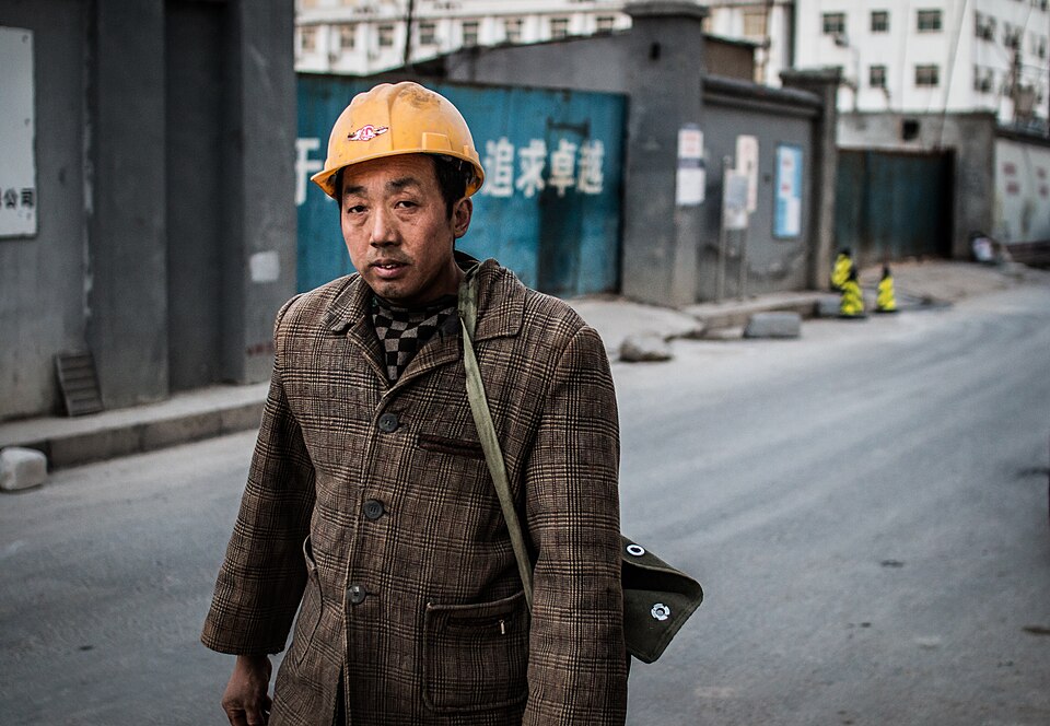China moves to grant migrant workers greater access to urban public services